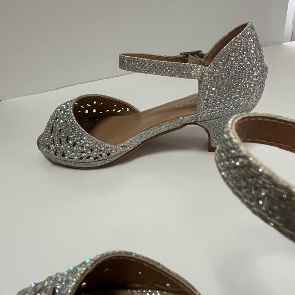 Fantastic 92-K Girl’s Rhinestone Cutout Buckle Ankle Strap Chunk Heels size 12 - Picture 5 of 11